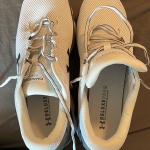 Under armor size 11.5 white shoe.